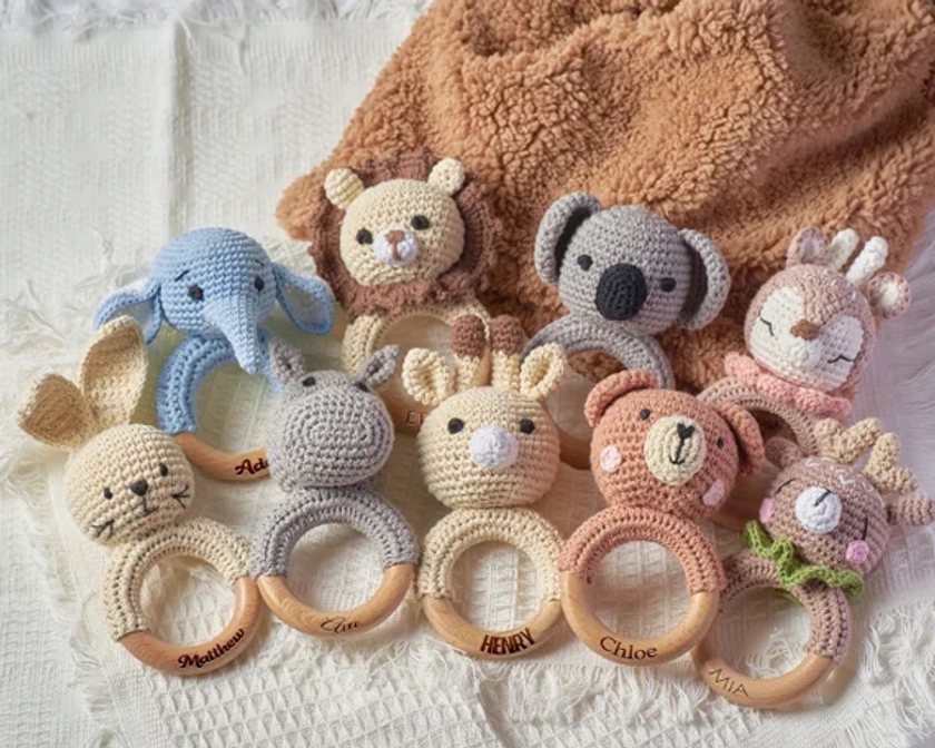 Crochet Toy Rattle for Babies, Personalized Baby Shower Gift, Wooden Rattle Ring for Newborn Gift, Newborn Gift, Gift for Nephew Niece