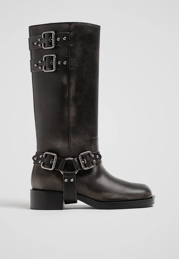 Bottes plates effet usé avec boucles - Toutes femme | Stradivarius France