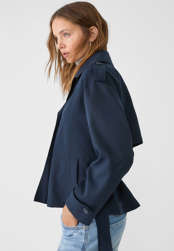 Trench court avec ceinture - Vestes femme | Stradivarius France