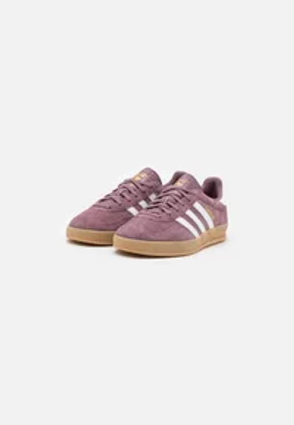 GAZELLE INDOOR - Sneakers laag - shadow fig/footwear white