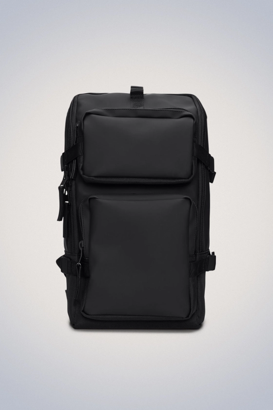 Rains® Trail Cargo Backpack en Black pour 135 € | Livraison Gratuite