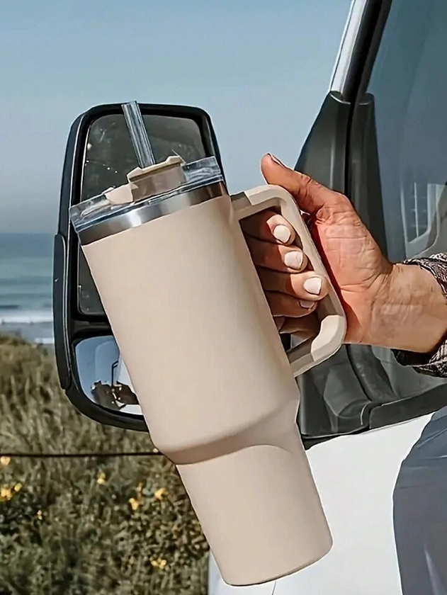 Tasse De Voiture Isolée Avec Poignée En Paille