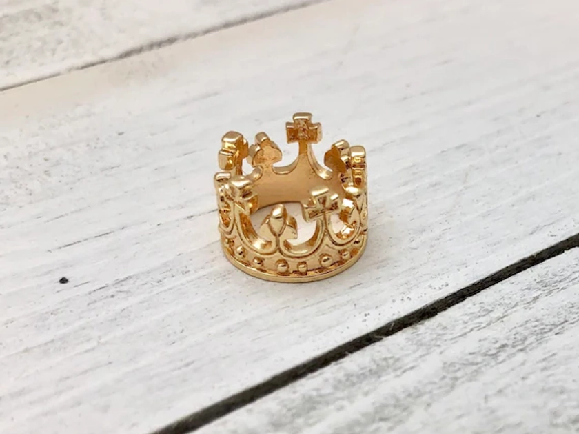 Gold Crown Pendant in gold-plated brass, 12mm