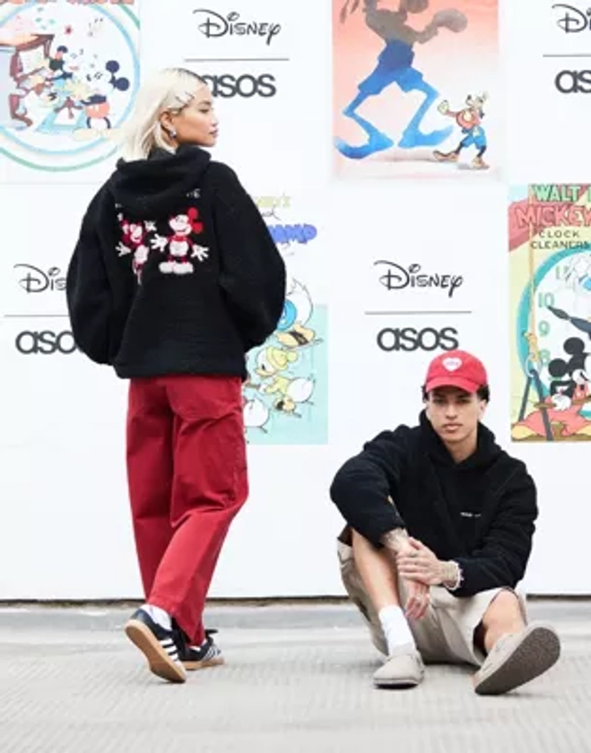 ASOS DESIGN - Disney - Sweat à capuche unisexe oversize en imitation peau de mouton avec broderies Mickey et Minnie Mouse - Noir | ASOS