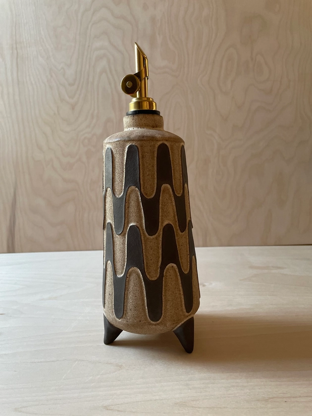 Oil Dispenser in Cream — studio b-du