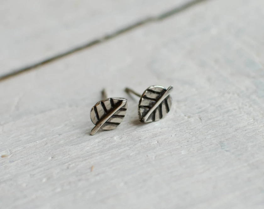 Puce d'oreille argent massif feuille , délicate ,mignonne , noir et blanc ,nature - Etsy France