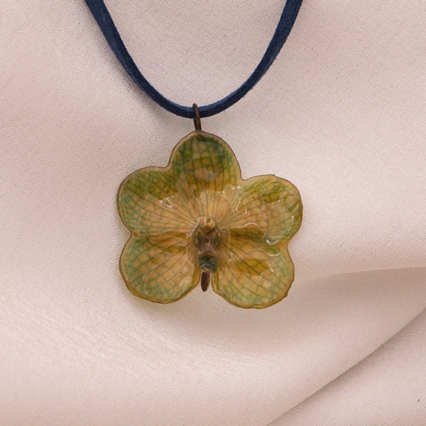 Jewelry pendant with real orchid, green-beige orchid, orchid pendant, jewelry orchid, orchid necklace, orchid jewelry,