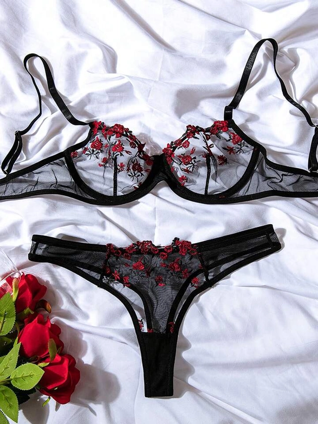 Conjunto de lingerie Bordado com Rede e Bojo, com Calcinha