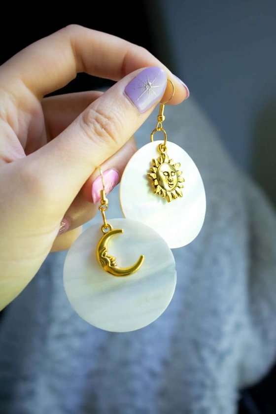 Boucles d'oreilles Clair de Nacre avec Lune et Soleil doré