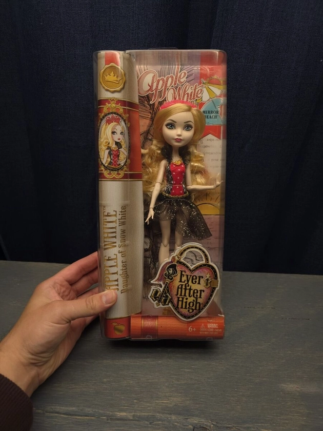 APPLE WHITE MIRROR BEACH DOLL Ever After High MATTEL Retired Snow White Daughter