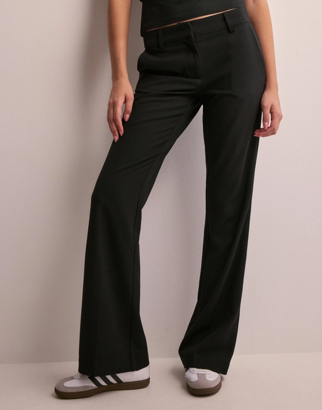 Köp Nelly Low Waist Flare Suit Pants - Black | Nelly.com