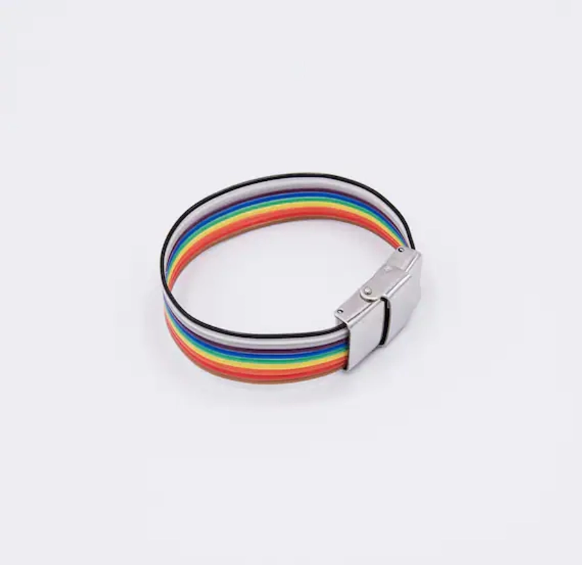 Flat cable rainbow bracelet with stainless steel closure - Bisuttronics.