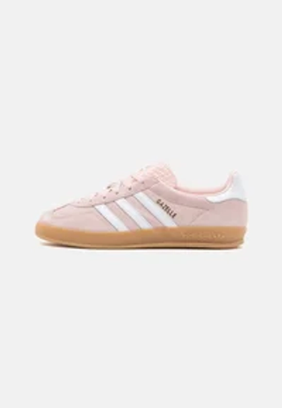 adidas Originals GAZELLE INDOOR - Sneakers - sandy pink/footwear white/lys pink - Zalando.dk