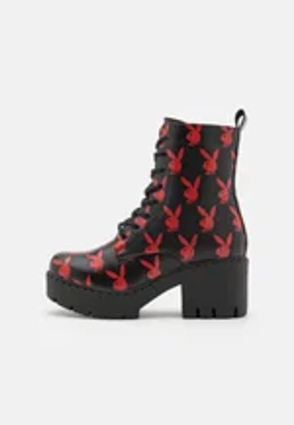 Koi Footwear PLAYBOY REPRISE SWITCH BOOTS - Platåstøvletter - black/red/svart - Zalando.no