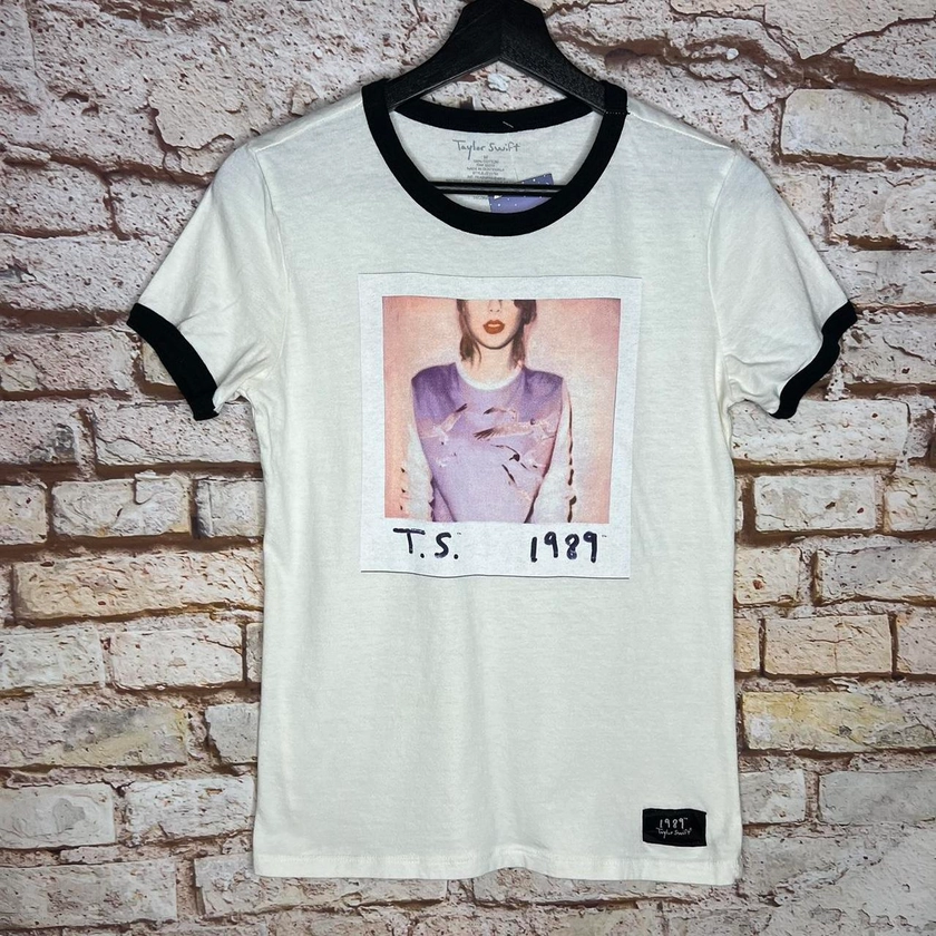 Taylor Swift The 1989 Tour Ringer T Shirt
Size: M...