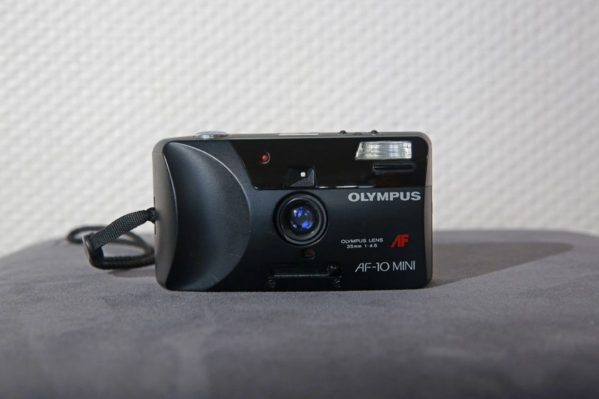 Olympus AF-10 Mini appareil photo argentique point & shoot à pell