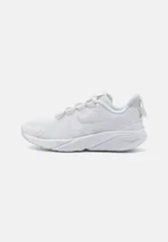 Nike Performance STAR RUNNER 4 UNISEX - Chaussures de running compétition - white/pure platinum/blanc - ZALANDO.FR