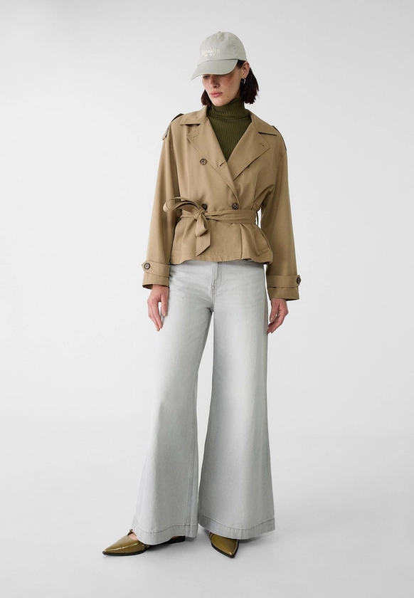 Trench court avec ceinture