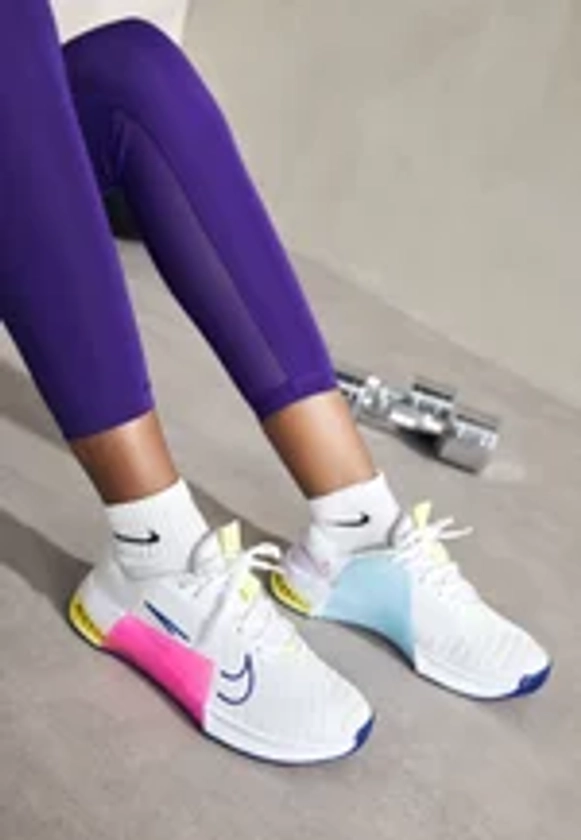 Nike Performance METCON 9 - Chaussures fitness - white/deep royal blue/fierce pink/aquarius blue/light laser orange/blanc - ZALANDO.FR