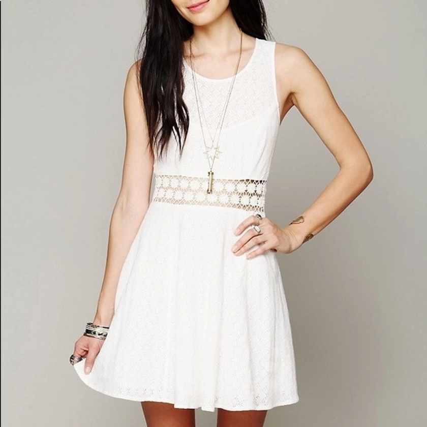 Free people fitted with daises dress. Cream