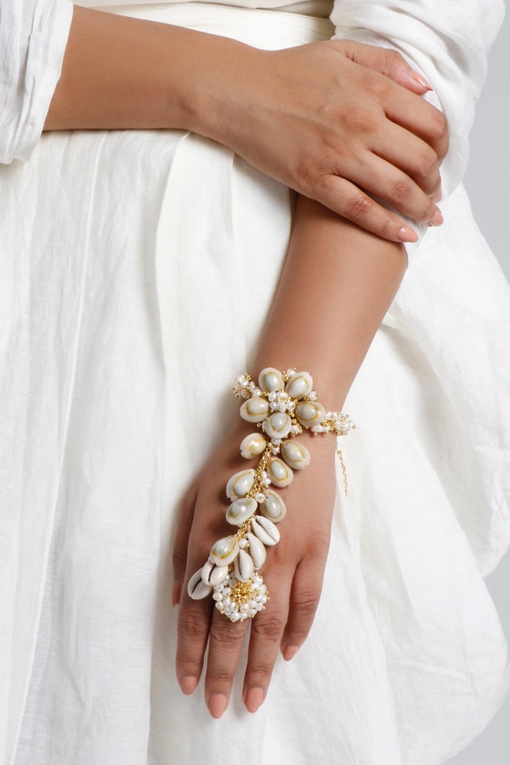 Buy Gold Plated Pearls Morska Seashell Hathphool by Vaidaan Online at Aza Fashions.