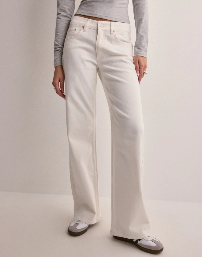 Köp Nelly Low Waist Loose Jeans - Offwhite | Nelly.com