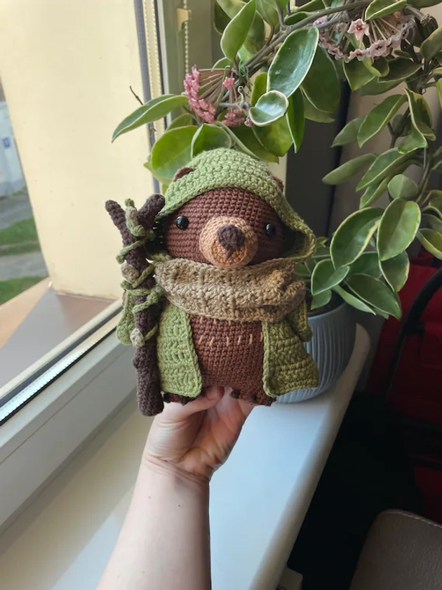 Ours druide | PDF Patron Amigurumi au crochet | Peluche Fantasy DnD avec accessoires amovibles | Capuche, cape, écharpe, canne