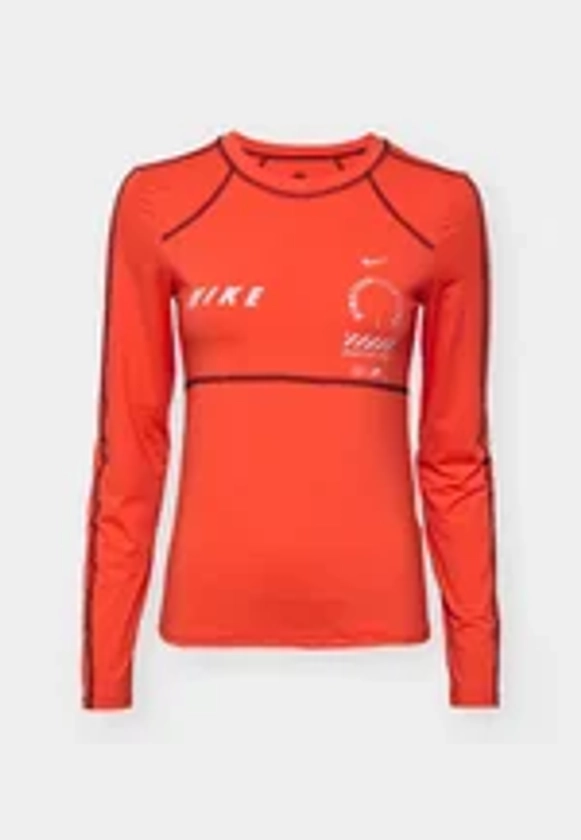 Nike Sportswear ONE - T-shirt à manches longues - light crimson/rouge - ZALANDO.FR