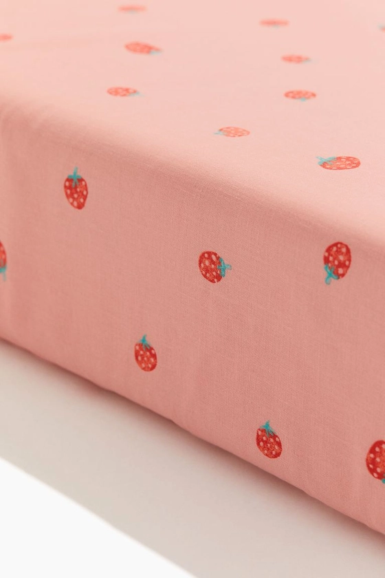 Cot fitted sheet - Powder pink/Strawberries - Home All | H&M GB