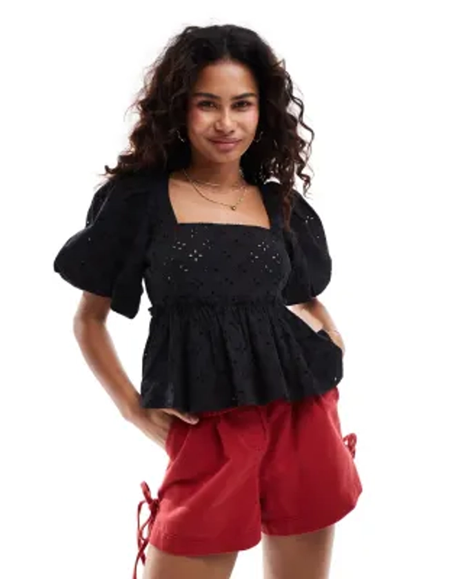 Monki - Top en broderie anglaise avec manches courtes et encolure carrée - Noir | ASOS