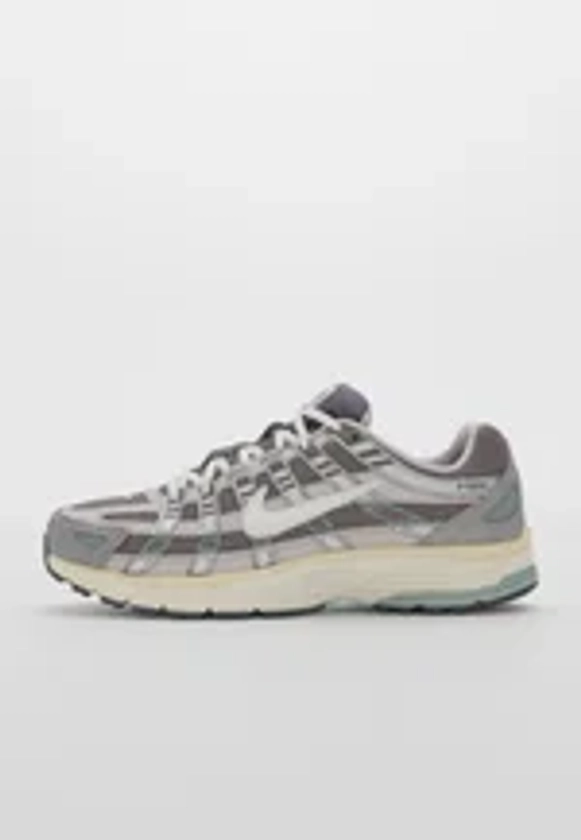 Nike Sportswear P-6000 UNISEX - Baskets basses - flat pewter/white/light iron ore/metallic silver/iron grey/light bone/gris clair - ZALANDO.FR