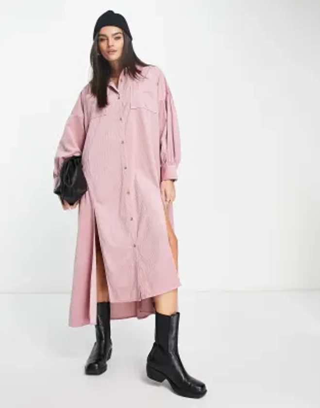 ASOS DESIGN - Robe chemise longue oversize en velours côtelé avec fentes - Rose