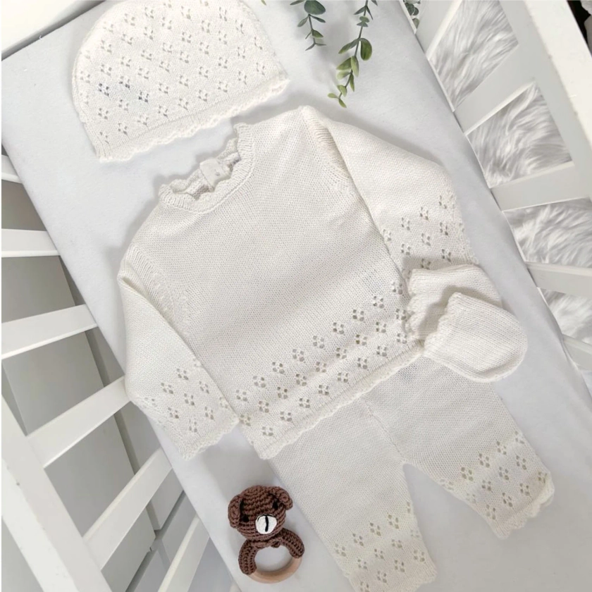Unisex Baby White Knitted 4 Piece Outfit