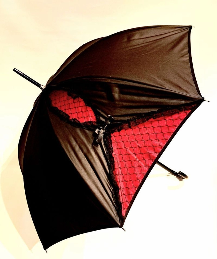 Parapluie Chantal Thomass femme long manuel uni noir / noeud et dentelle noire sur fond rose - Qualité française & matériaux nobles - Doublé & anti uv - Elégant & durable 