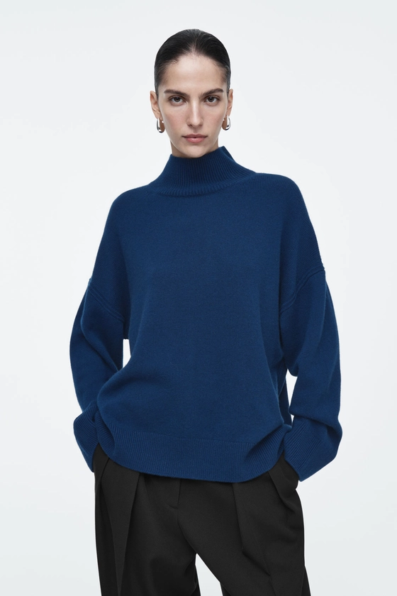 PURE CASHMERE TURTLENECK JUMPER - Dark blue - COS