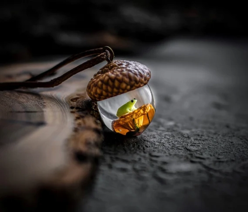 Acorn Necklace With Mushroom Frog, Resin jewelry, Acorn Pendant, wood resin pendant, Gift for Nature lover,Natural jewelry