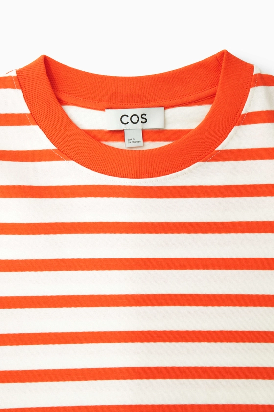T-SHIRT ÉPAIS REGULAR MANCHES LONGUES - Orange / blanc / rayures - T-shirts - COS