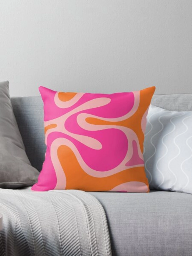 Coussin for Sale avec l'œuvre « Contours lisses motif abstrait moderne rétro rose vif et orange » de l'artiste kierkegaard