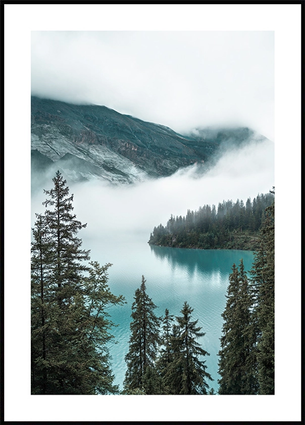 Lac de montagne nuageux Poster