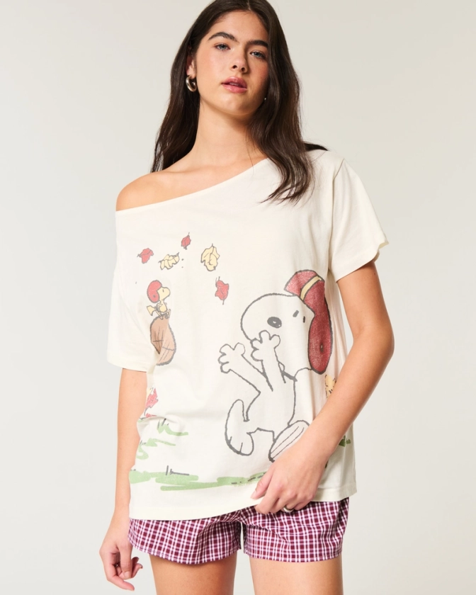 Women's Oversized Off-the-Shoulder Snoopy Graphic Tee | Women's | HollisterCo.com