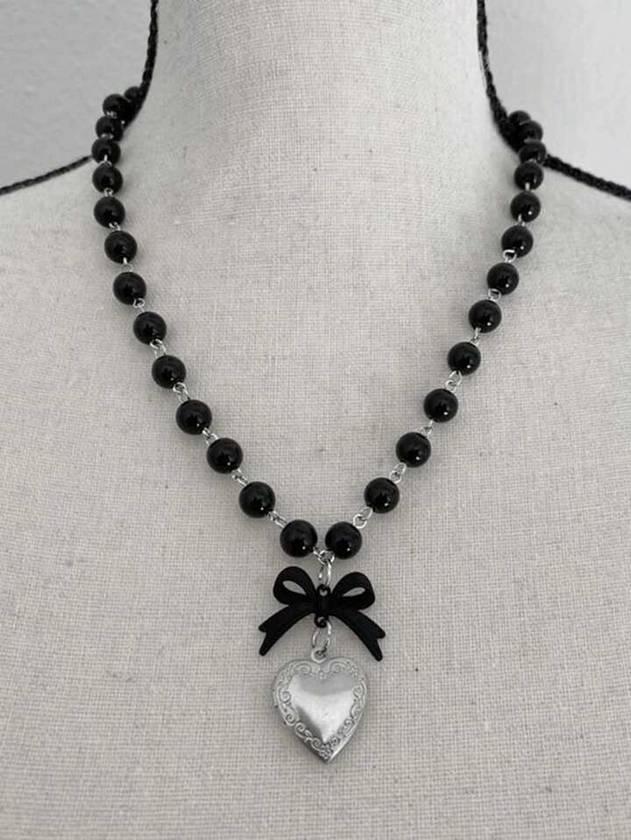 1 pieza Collar colgante geométrico de mujer con corazón y mariposa hueco de metal y acrílico negro, para fiesta y uso diario