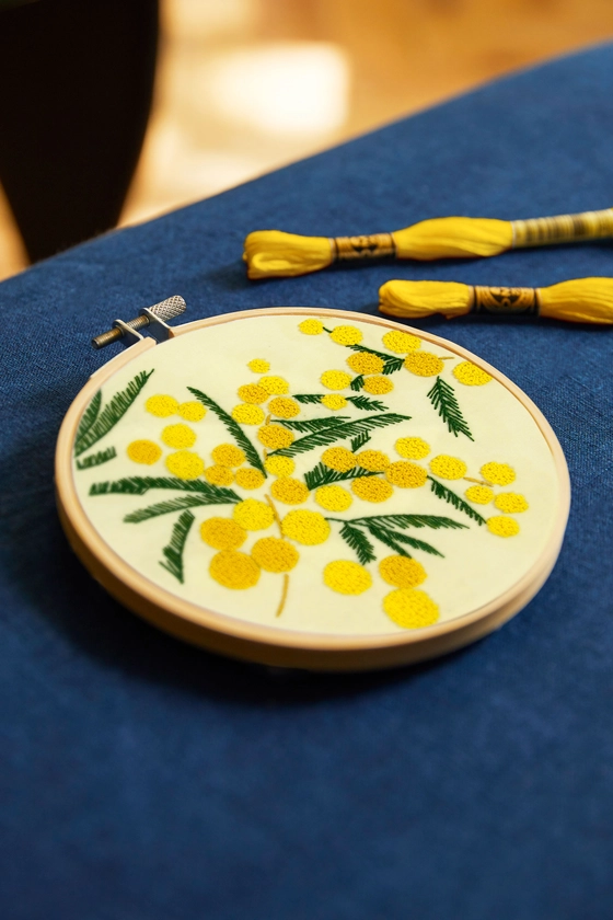 Mimosas par Marie-Dominique Procureur, niveau facile, kit de broderie - DMC