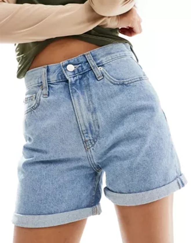 Calvin Klein Jeans - Short mom en jean - Bleu moyen délavé | ASOS