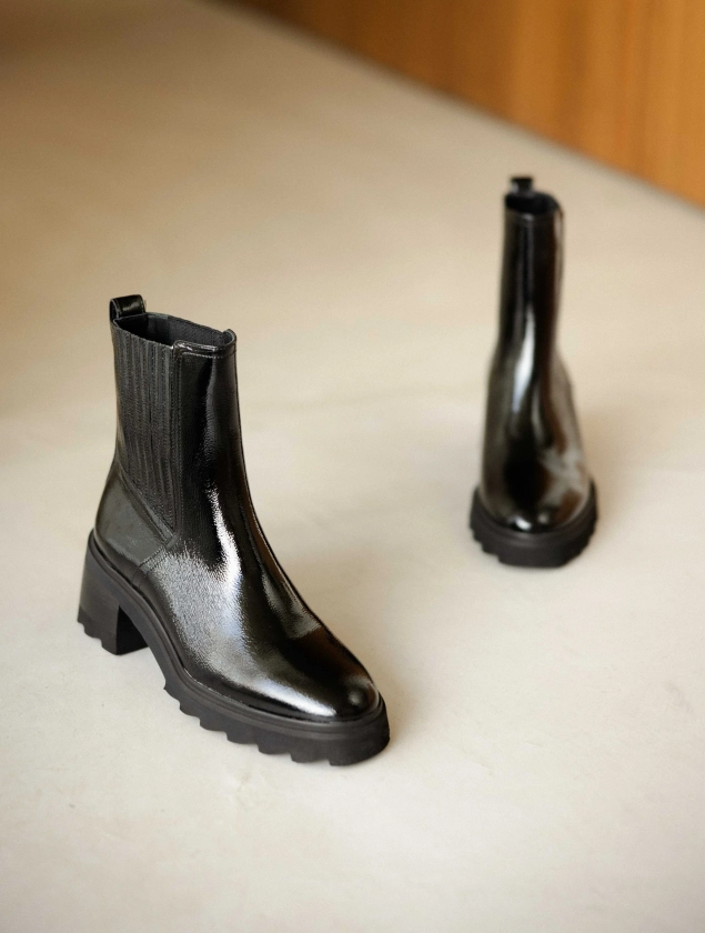 Lison Vinyl Black - Mid-heel chelsea boots in black patent leather