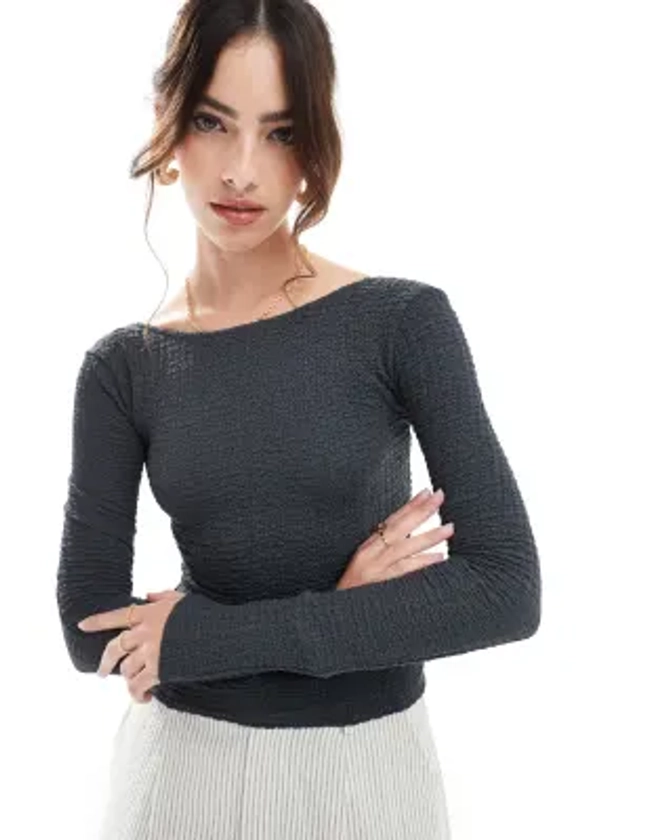 Pull&Bear - Top texturé à manches longues avec dos découvert - Gris | ASOS