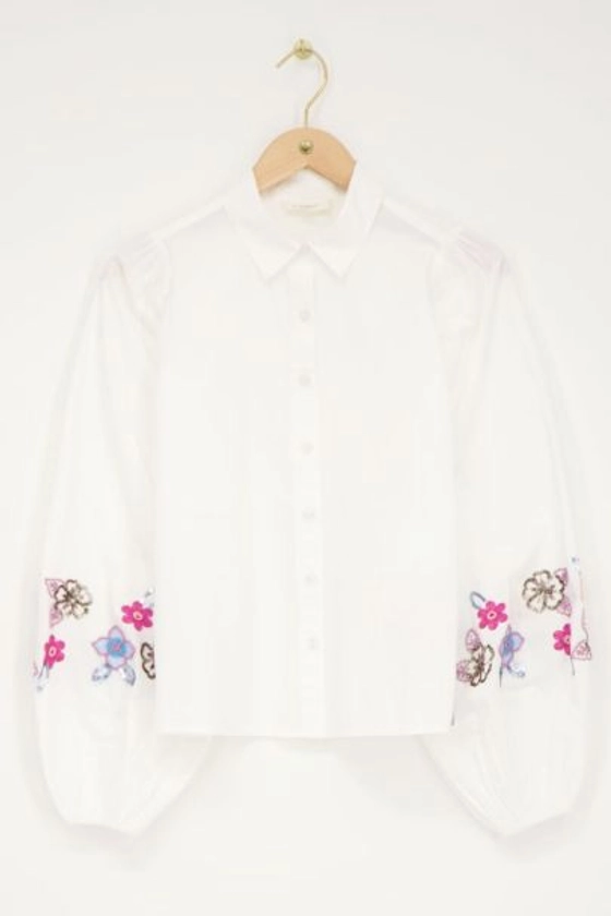 Witte blouse met blauwe kralen bloemen