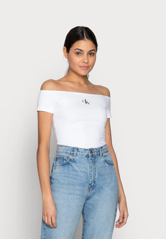 Calvin Klein Jeans MONOGRAM SLIM BARDOT TOP - T-shirt imprimé - white/blanc - ZALANDO.BE