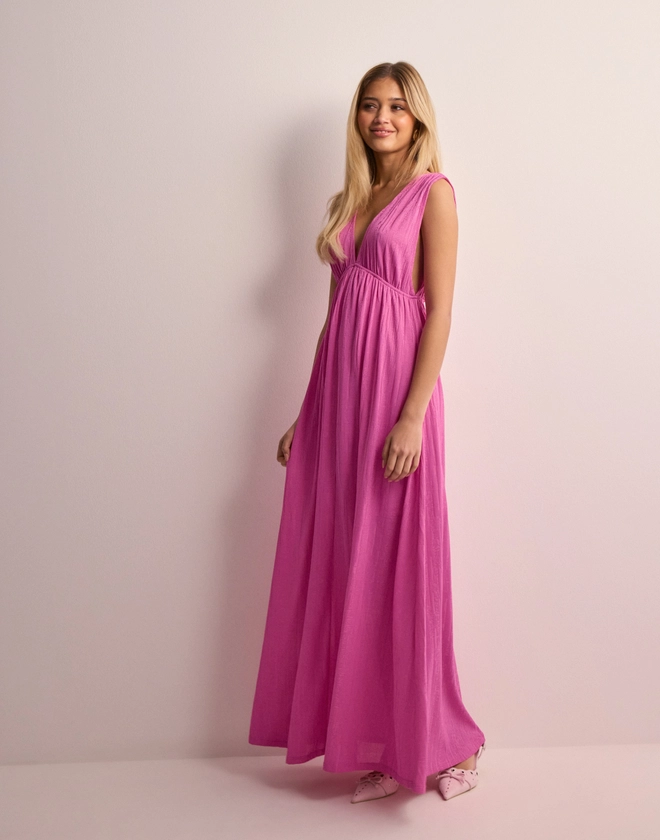 Buy Gina Tricot Deep v maxi dress - Super Pink | Nelly.com