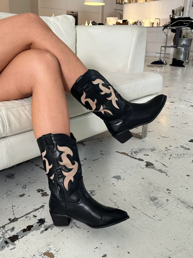 Cowboy boots in black with beige details