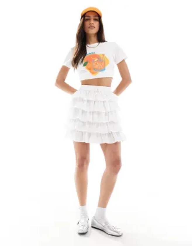 Minifalda blanca escalonada con diseño bordado de ASOS DESIGN